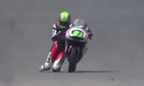 Xem biker "làm xiếc" ngay trên đường đua