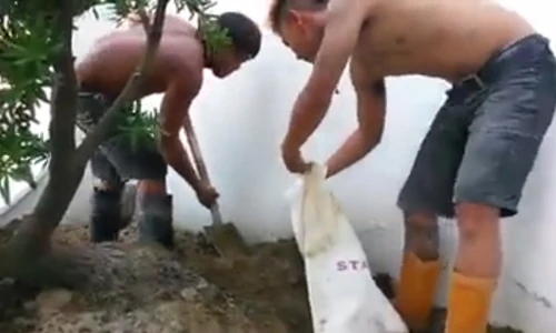 Cười ngất xem hai thanh niên vừa xúc đất vừa nhảy hiphop