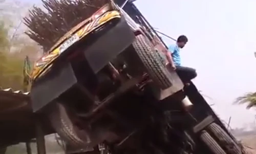 Xe chở mía ngã chổng vó vì thích chơi trội