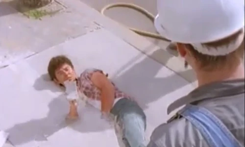 Phì cười với người đàn ông bị dính chặt dưới đường