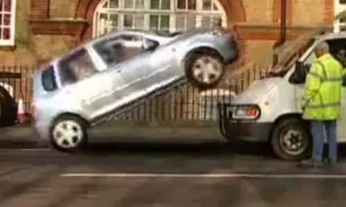 Gái trẻ lái xe bay qua nóc ô tô để đỗ xe
