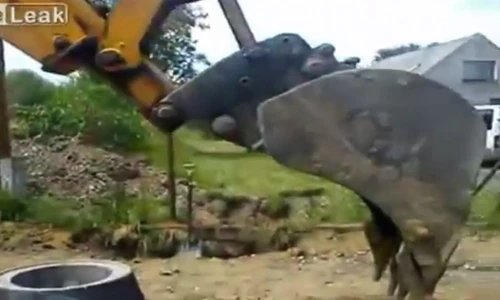 Khó tin màn dùng máy xúc bật lửa hút thuốc