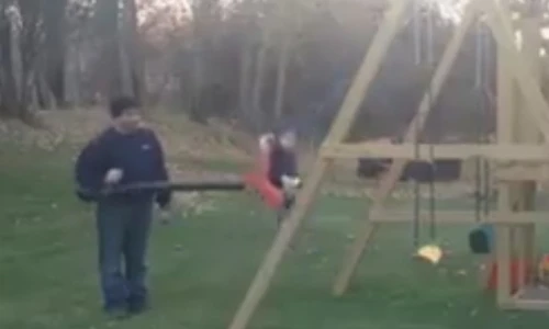 Kiểu chơi xích đu có một không hai của ông bố trẻ