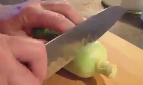 Mẹo bóc vỏ ngô nhanh chỉ với một con dao