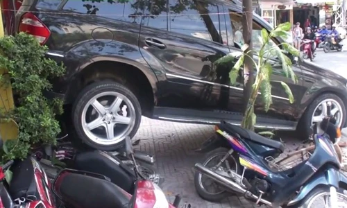 Xe sang Mercedes nghiền nát xe máy trên vỉa hè