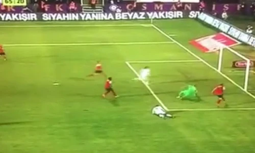 Pha ghi bàn bằng... mông độc nhất lịch sử bóng đá