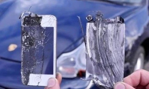 Chơi sang, dùng iPhone làm má phanh cho siêu xe