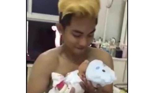 Clip ông bố trẻ Phan Hiển thể hiện tài ru con ngủ