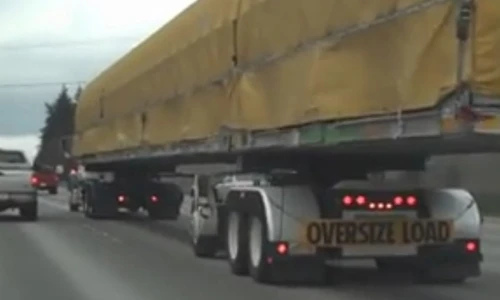 Khó tin container có đầu xe nằm dưới thùng xe