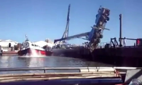 Cần cẩu làm xiếc khi đang hạ thủy tàu