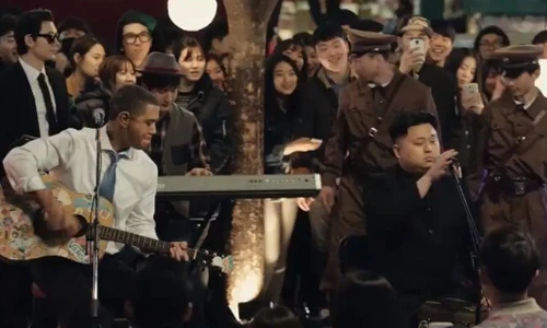 Bản sao của ông Obama và Kim Jong-un thi hát trên phố