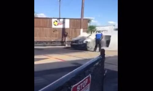 Ô tô bốc cháy dữ dội một cách khó hiểu