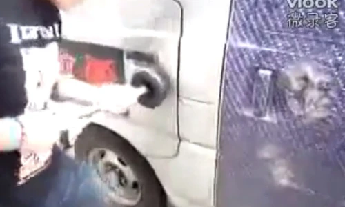 Mở cửa ô tô bằng bình xịt bí ẩn gây tò mò