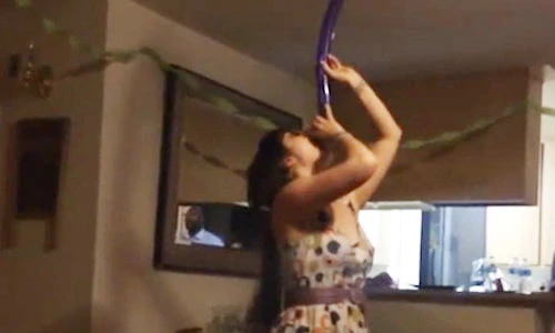 Gái trẻ nổi hứng nuốt bóng bay dài 1m vào bụng