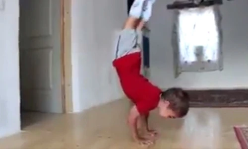 Bé trai hít đất nhấc bổng người như trồng cây chuối