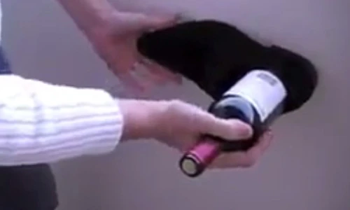 Độc chiêu mở rượu vang bằng giày bá đạo