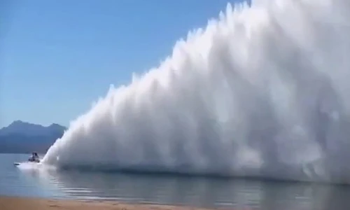 Màn trình diễn không tưởng quá ngoạn mục của ca nô