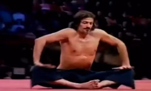 Người đàn ông điều khiển tất cả xương khớp trong cơ thể