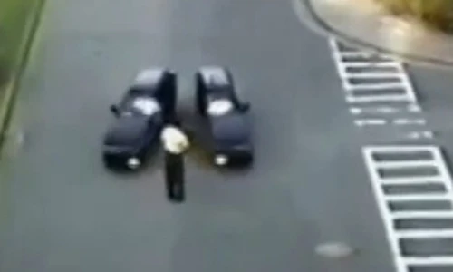Kỳ lạ ô tô chạy bình thường khi bị tách làm đôi 