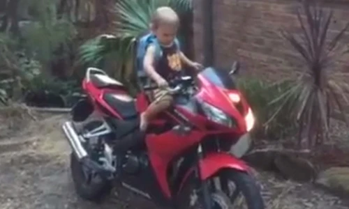 Bé trai tự lấy chìa khóa nổ mô tô phân khối lớn