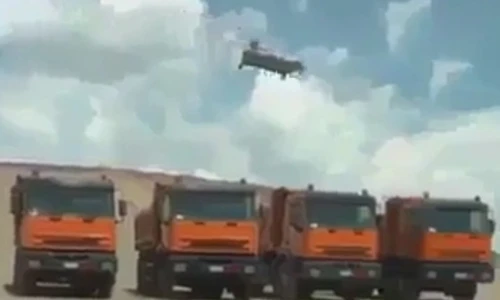 Bay qua 8 chiếc xe tải bằng... giường quá đỉnh