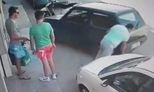 Nể phục người đàn ông tay không nhấc bổng ô tô