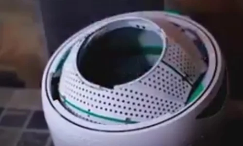 Tận mắt chiếc máy giặt quần áo bằng... chân