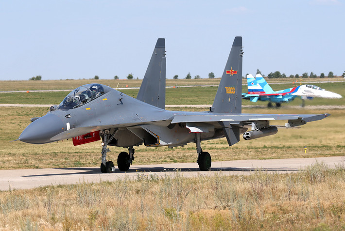 Hiện Không quân Trung Quốc cũng sử dụng Su-30MKK có nguồn gốc từ Nga, nhưng đó không phải là máy bay chiến đấu tiền tuyến duy nhất của Trung Quốc, vì nước này có một phi đội máy bay chiến đấu thế hệ 4++ cực kỳ tiên tiến, cùng với nhiều hệ thống phòng không đa dạng nhất thế giới.