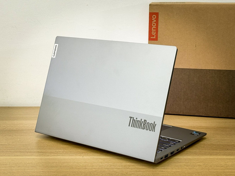 3. 레노버 ThinkBook 14 G5는 1.4kg의 우아하고 얇고 가벼운 디자인과 AMD 또는 Intel의 유연한 구성을 갖춘 사무직 근로자에게 이상적인 선택입니다. lap-5.png