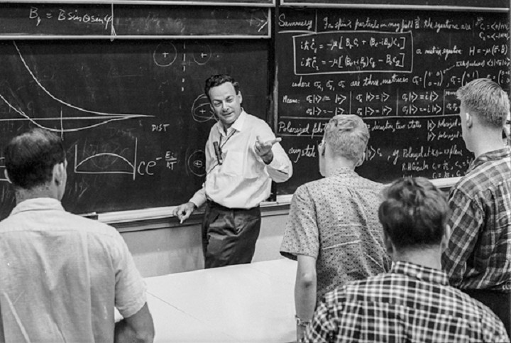 過去の講義は、現代人類の限りない探究心の指針として今もなお生き続けています。 (写真:Speakola) tri-8.png