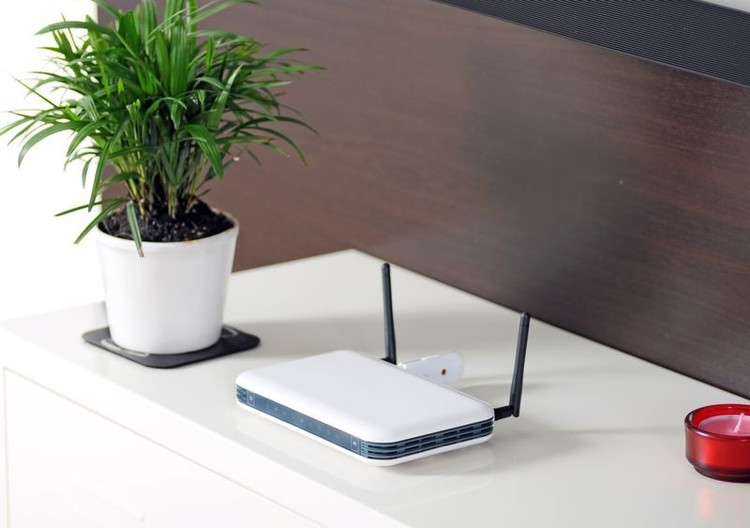 Nhiều người dùng có thói quen đặt máy phát Wifi (router) gần cửa sổ để sóng lan truyền tốt hơn. wi-1.png