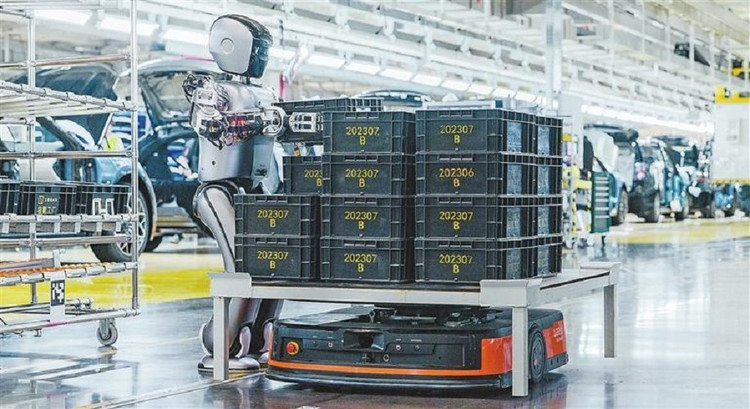 Los robots ayudan a los trabajadores a pasar de las operaciones manuales al monitoreo de pantallas, marcando el comienzo de la era de las fábricas inteligentes en China. ro-5.png