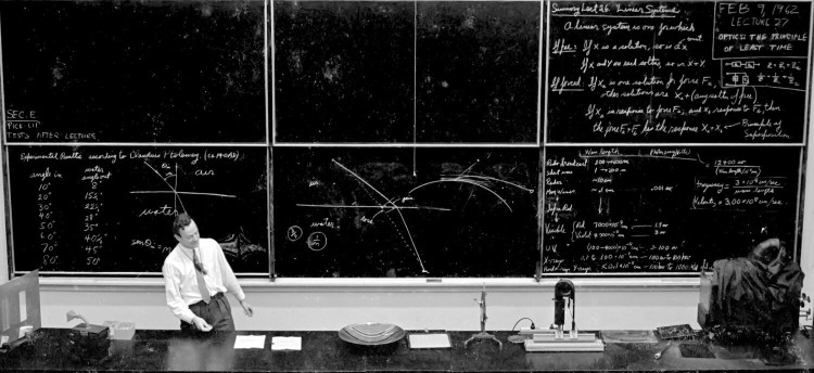 彼は疑問を抱きました。「なぜ個々の原子や分子を直接操作しないのか?」 (写真:ベトナムの若者) tri-2.png