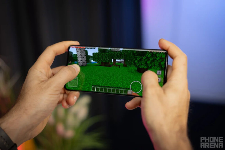Cree que la distorsión del contenido, los molestos reflejos de luz y la facilidad para presionar el botón equivocado son problemas muy molestos que causa este tipo de pantalla. (Foto: Phone Arena) cong-2.png