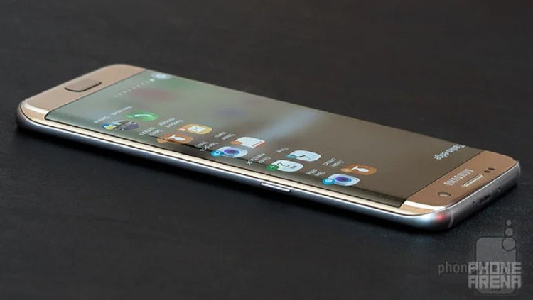 Encontrar accesorios de protección, como vidrio templado, para pantallas curvas también es difícil, ya que suelen dejar huecos que causan dolor en las manos. (Foto: Phone Arena) cong-4.png