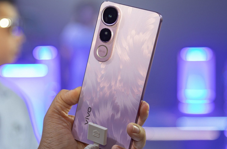 4. Vivo V50 chỉ nặng 189g dù sở hữu màn hình lớn 6.7 inch và pin 5.000 mAh. thoai-7.png