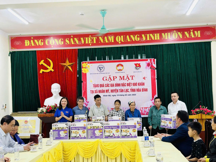 Tặng quà cho các gia đình đặc biệt khó khăn tại xã Nhân Mỹ, Tân Lạc, Hòa Bình Tặng quà cho các gia đình đặc biệt khó khăn tại xã Nhân Mỹ, Tân Lạc, Hòa Bình