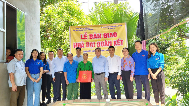 Đoàn Thanh niên Liên hiệp Hội Việt Nam trao nhà đại đoàn kết tại Hòa Bình Đoàn Thanh niên Liên hiệp Hội Việt Nam trao nhà đại đoàn kết tại Hòa Bình