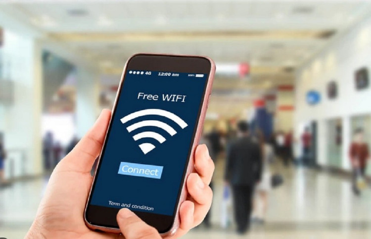 وبحسب موقع Wired، عند استخدام شبكة WiFi عامة ذات إشارة ضعيفة، يمكن للهاتف التبديل تلقائيًا إلى الشبكة الخلوية للبقاء متصلاً. w-1.png