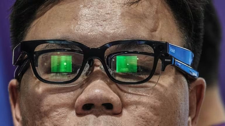 Hanya beberapa hari kemudian, China dengan pantas bertindak balas dengan produk serupa daripada Rokid, cermin mata AI pertama negara dengan skrin bersepadu. kinh-4.png