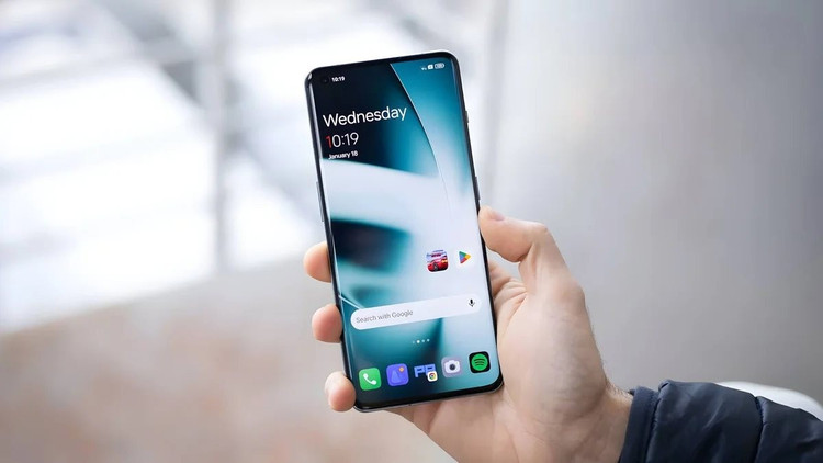Peter Kostadinov de Phone Arena cree que las pantallas curvas son el diseño de teléfono que más se debería eliminar debido a la mala experiencia ergonómica. cong-1.png