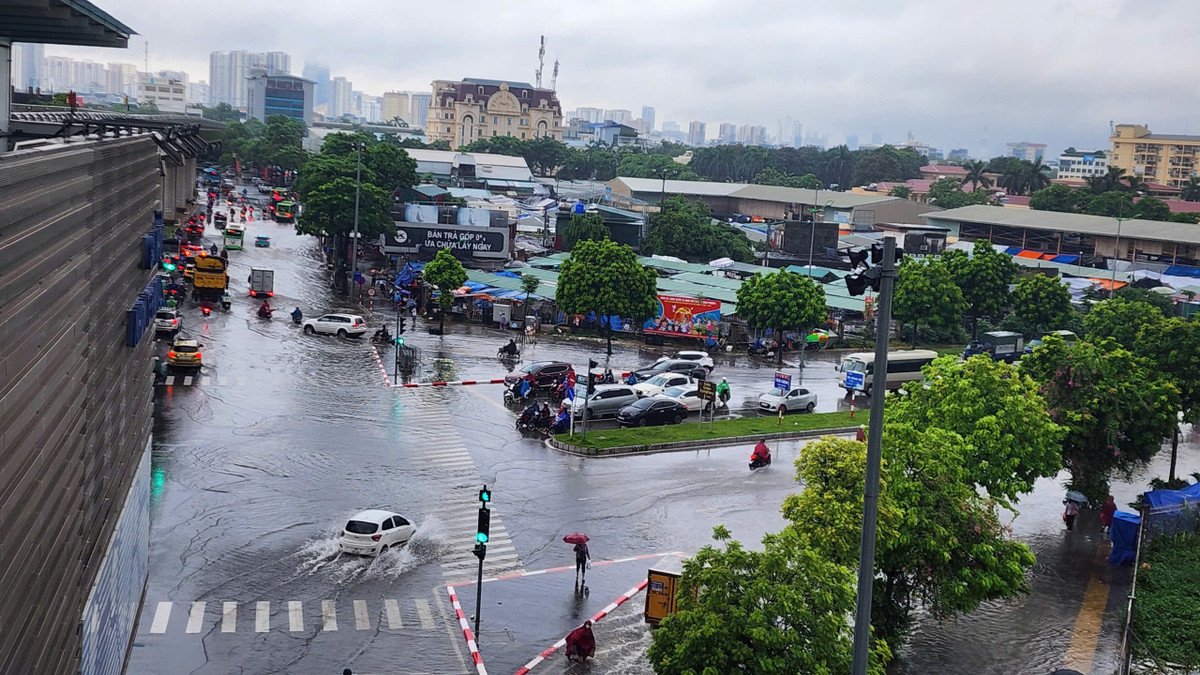 Khu vực Nhổn - cửa ngõ phía Tây trước khi vào Trung tâm thành phố ngập sâu khiến giao thông bị gián đoạn.