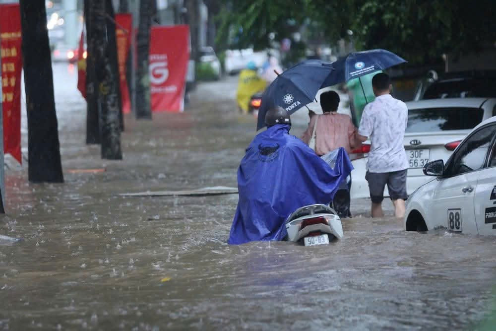 Hà Nội rơi vào tình trạng "biển nước" lênh láng.