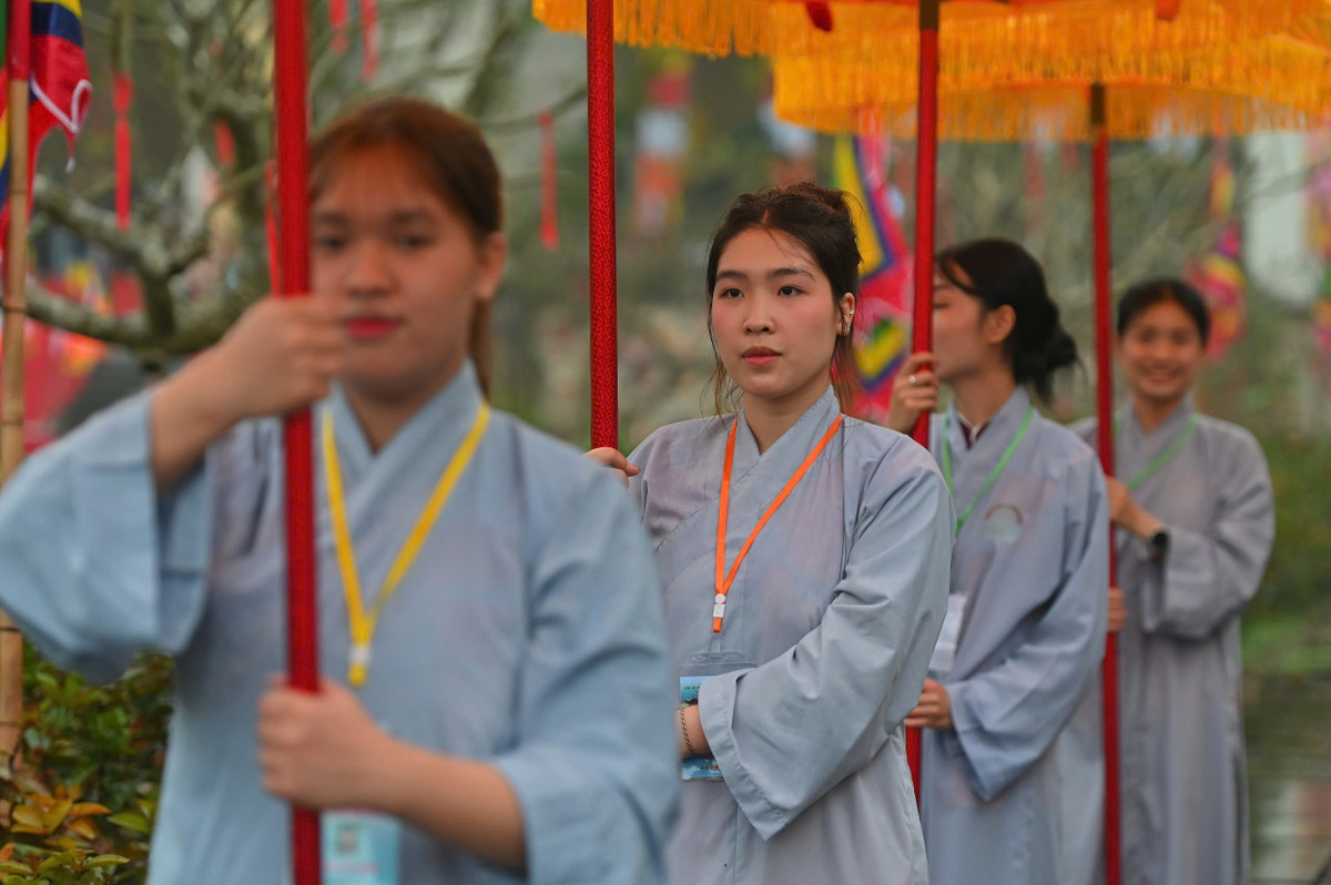 Dù thời tiết không thuận lợi, có mưa phùn nhưng hàng nghìn tăng, ni, phật tử, tín đồ Phật Giáo vẫn đổ về non thiêng Yên Tử trong ngày khai hội.