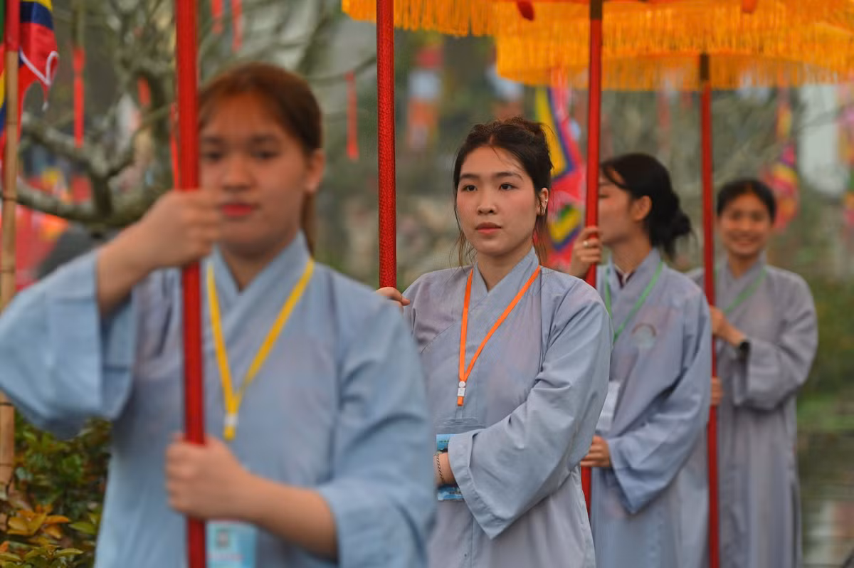 Dù thời tiết không thuận lợi, có mưa phùn nhưng hàng nghìn tăng, ni, phật tử, tín đồ Phật Giáo vẫn đổ về non thiêng Yên Tử trong ngày khai hội.