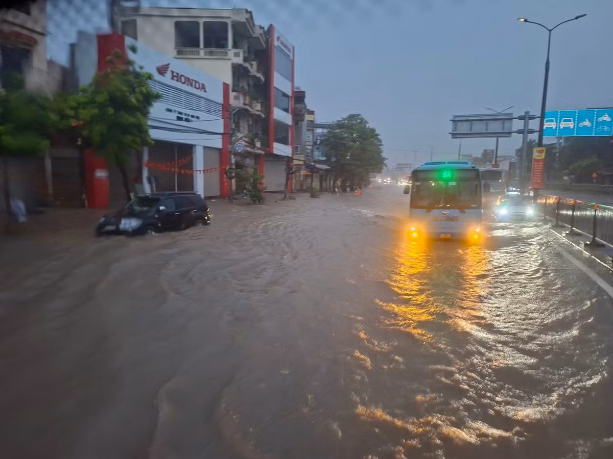 Giao thông Hà Nội bị ảnh hưởng lớn bởi ngập úng.