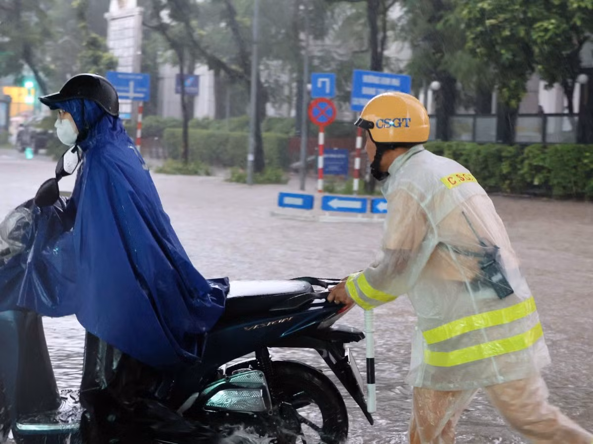 Lực lượng CSGT chủ động nắm chắc tình hình, tăng cường tuần lưu để kịp thời tuyên truyền, cảnh báo người dân và hỗ trợ cứu nạn, cứu hộ, nhằm hạn chế thấp nhất thiệt hại có thể gây ra.