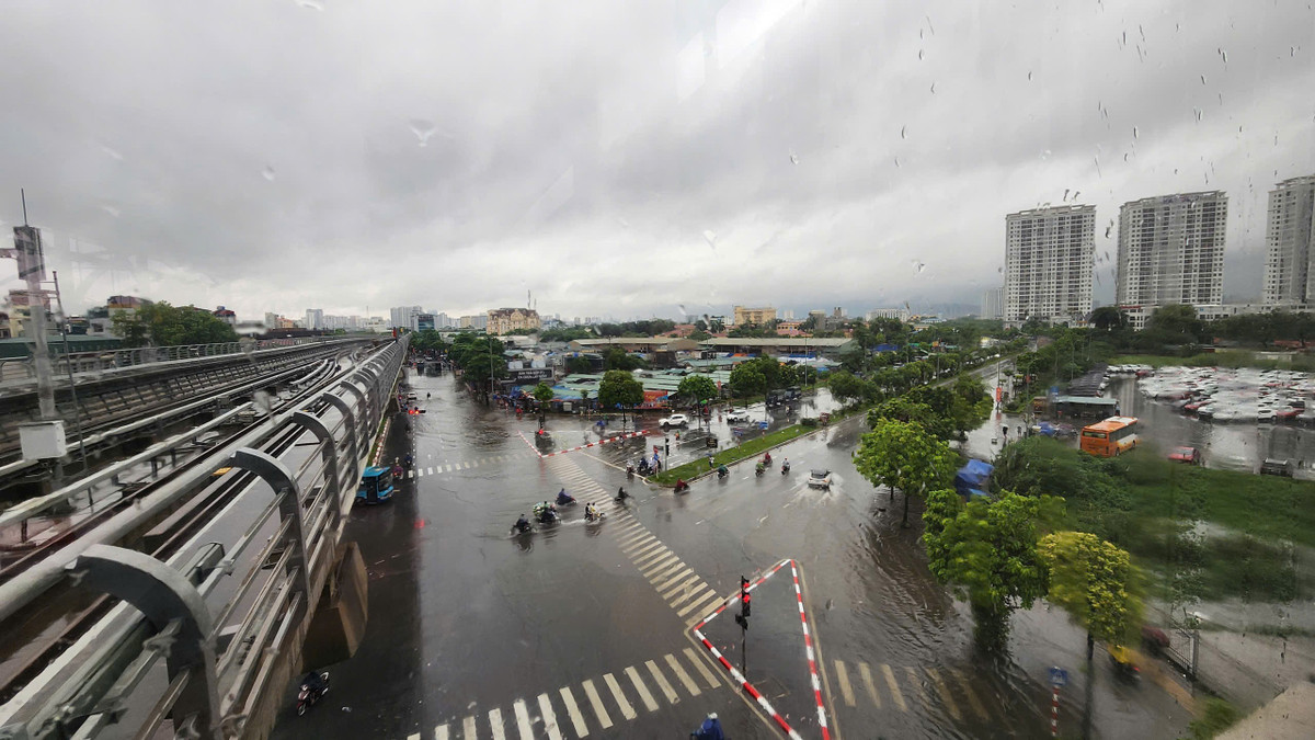 Ghi nhận của PV Báo Tri thức và Cuộc sống, đêm 25 rạng sáng 26/8, Hà Nội có mưa lớn và kéo dài khiến phần lớn tuyến đường của Thủ đô chìm trong biển nước, ngập sâu diện rộng.