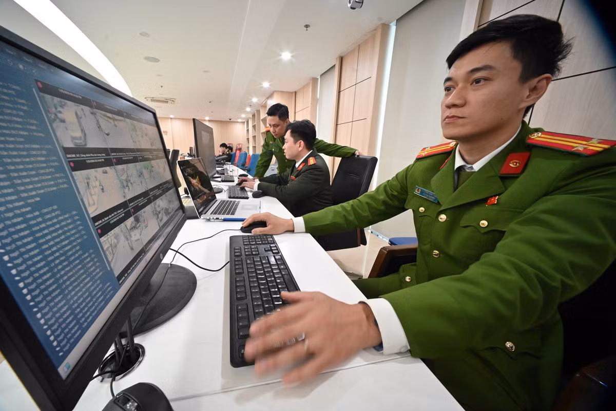 Cán bộ CATP Hà Nội có thể zoom rất xa với hệ thống camera giám sát hiện đại này. Các cơ sở kinh doanh đã vi phạm, bị xử phạt cũng sẽ bị giám sát thường xuyên.