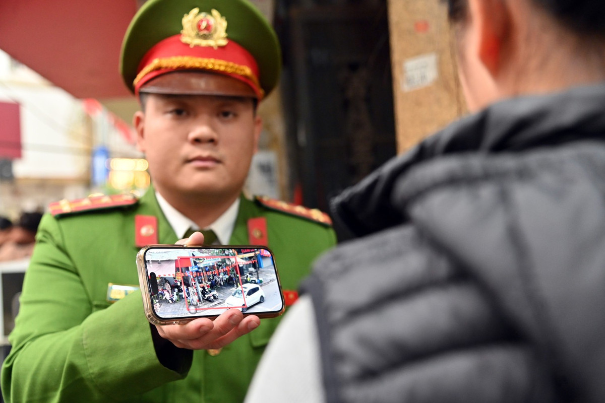 Cán bộ tuần tra đưa hình ảnh vi phạm sắc nét (được chuyển từ Trung tâm chỉ huy) cho người dân xem. Với bằng chứng hình ảnh, rõ ràng phạm vi nhận lỗi nhanh chóng và được thiết lập biên bản xử lý chính phạt.